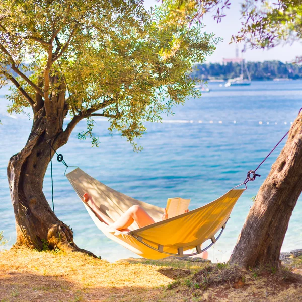 Lady reading book in hammock. — Stock Photo, Image