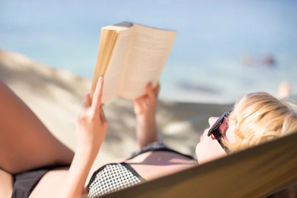 Dame lezen van een boek in een hangmat. — Stockfoto