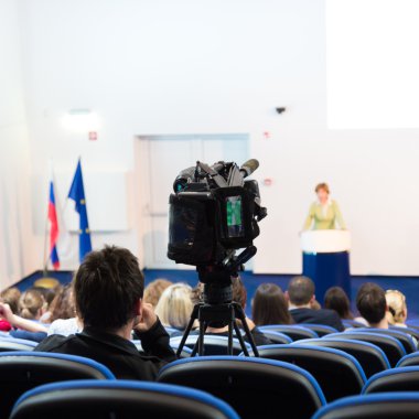 Konferans salonunda izleyiciler..