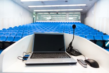 konferans salonunda Kürsü üstünde laptop.