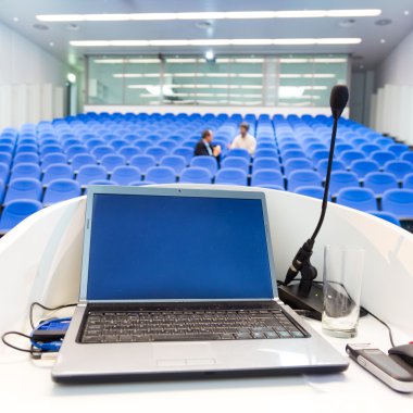 konferans salonunda Kürsü üstünde laptop.