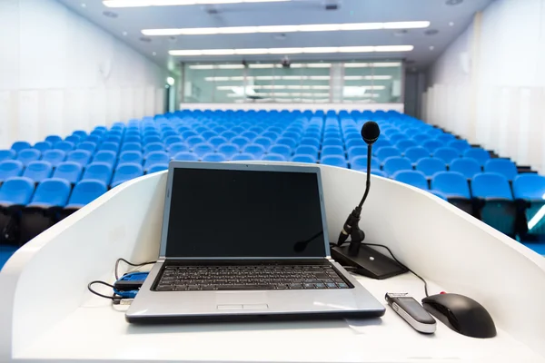 Laptop auf dem Rednerpult im Konferenzsaal. — Stockfoto