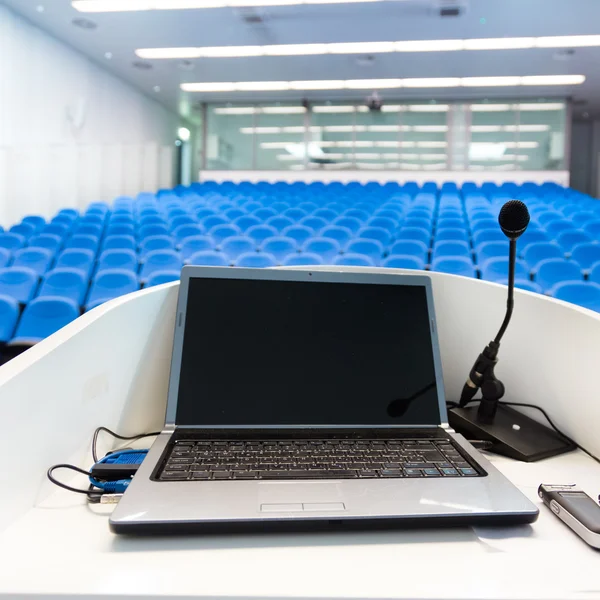 Portátil en la tribuna de la sala de conferencias . — Foto de Stock