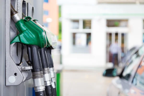 Bomba de combustible en una gasolinera. — Foto de Stock