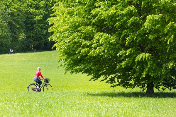 Jonge vrouw rijden een fiets. — Stockfoto