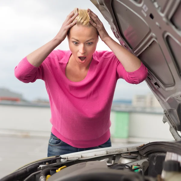 Stressato giovane donna con auto difetto . — Foto Stock