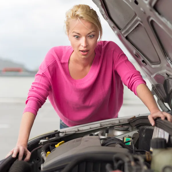 Stressad ung kvinna med bilen defekt. — Stockfoto