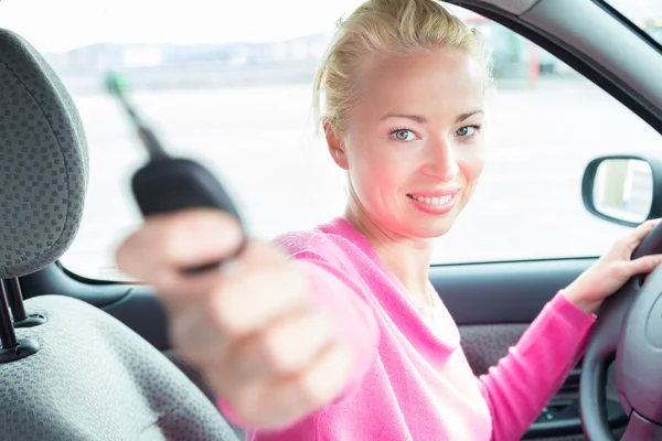 Mulher motorista mostrando chaves do carro . — Fotografia de Stock