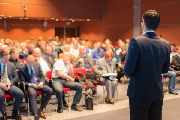 Prelegent na konferencji biznesowej i prezentacji. — Zdjęcie stockowe