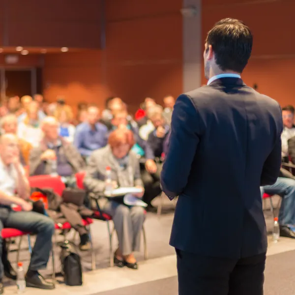 Talare vid företagskonferens och presentation. — Stockfoto