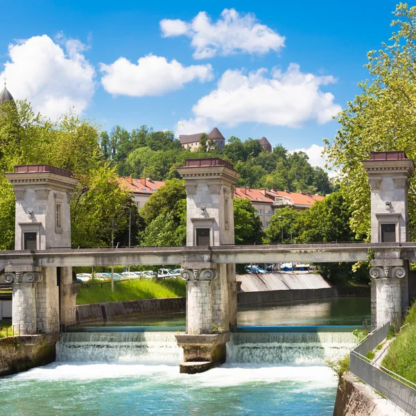 Sluice sul fiume Lubiana, Lubiana, Slovenia . — Foto Stock