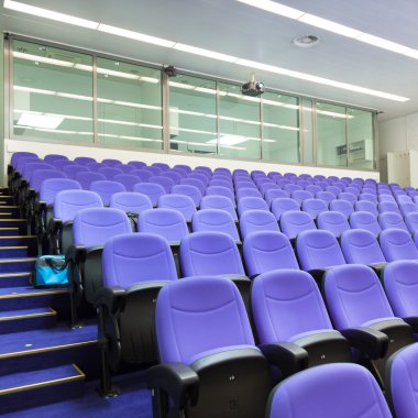 Boş konferans salonu.