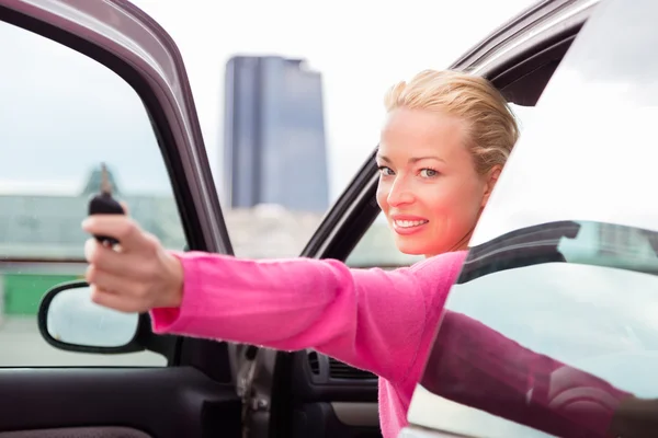 Vrouw stuurprogramma weergegeven: autosleutels. — Stockfoto