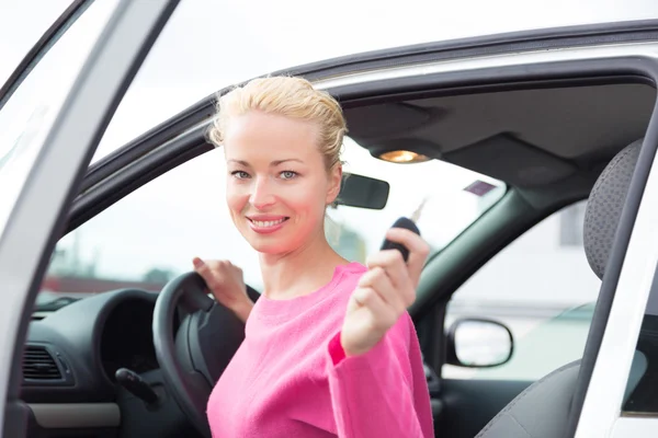 Mulher motorista mostrando chaves do carro . — Fotografia de Stock