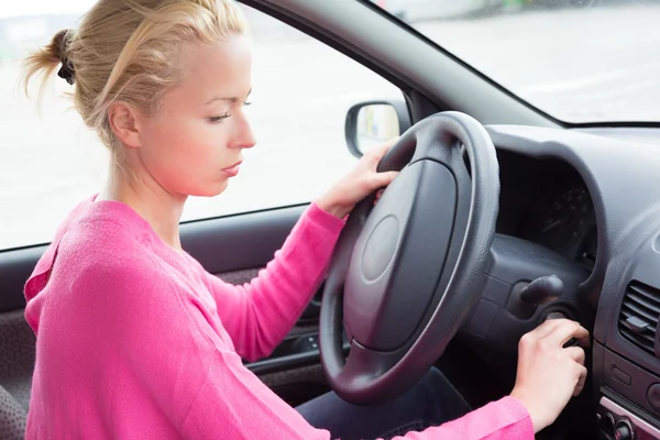 Female car driver starting the engine. — Stock Photo, Image