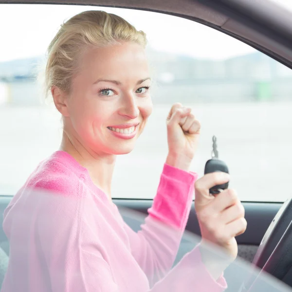 Femme conducteur montrant les clés de voiture . — Photo