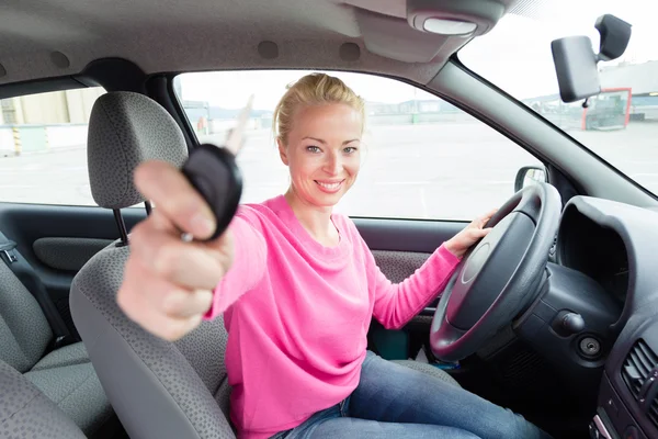 Kvinna driver visar bilnycklar. — Stockfoto