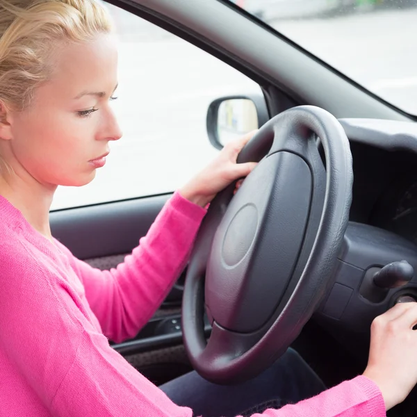 Chauffeur de voiture femelle démarrant le moteur . — Photo