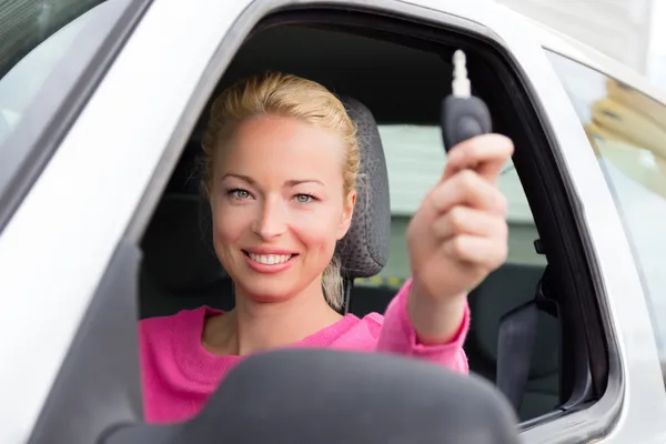 Mulher motorista mostrando chaves do carro . — Fotografia de Stock