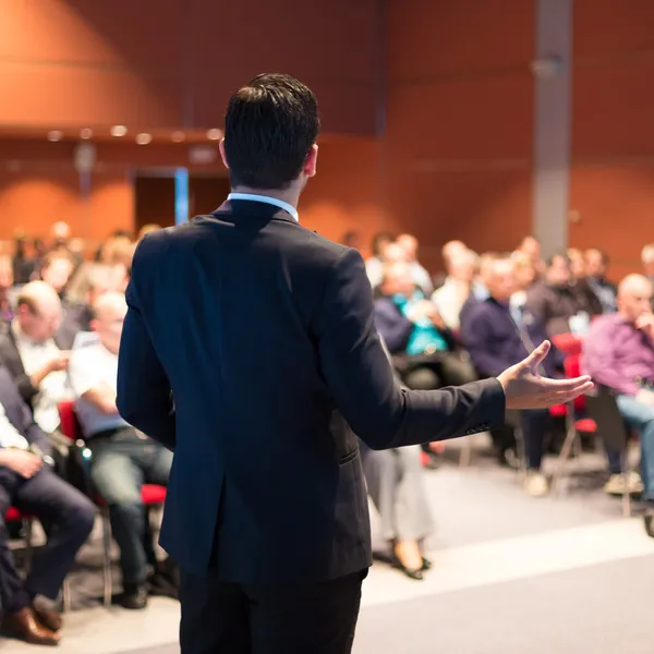 Előadó az üzleti konferencián és prezentáción. — Stock Fotó