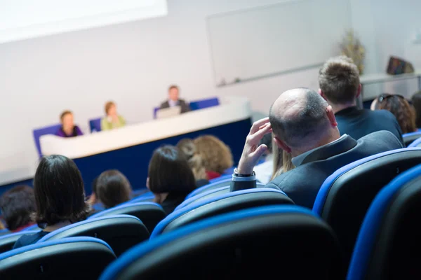 Publiczność w sali konferencyjnej. — Zdjęcie stockowe