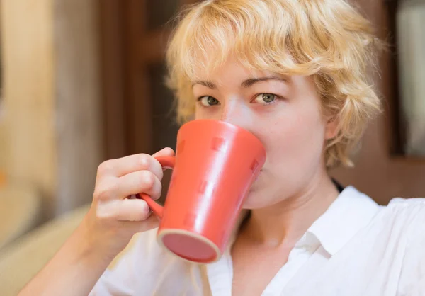 Dame mit Tasse Kaffee. — Stockfoto