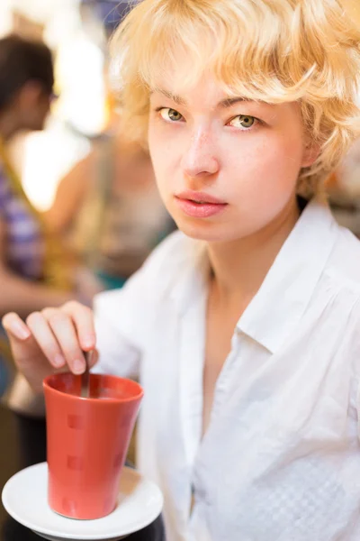 Dame avec tasse de café . — Photo