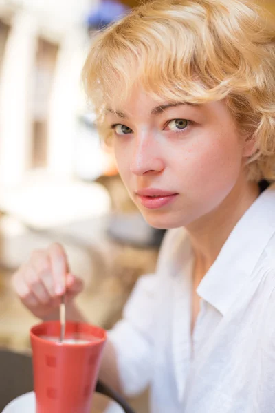 Dame avec tasse de café . — Photo