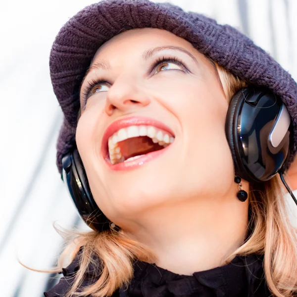 Blonde lady listening to the music. — Stock Photo, Image