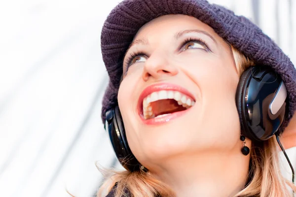 Blonde lady listening to the music. — Stock Photo, Image