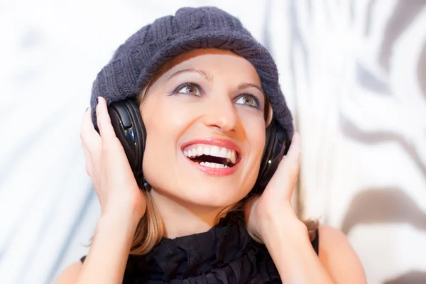 Blonde lady listening to the music. — Stock Photo, Image
