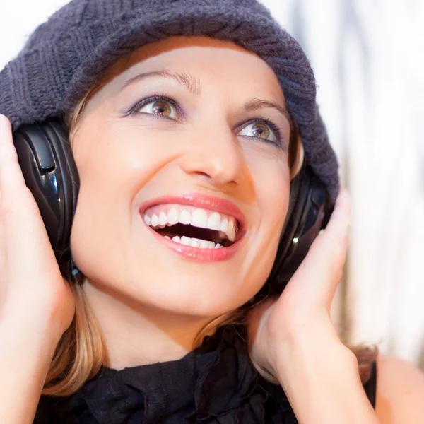 Blonde lady listening to the music. — Stock Photo, Image