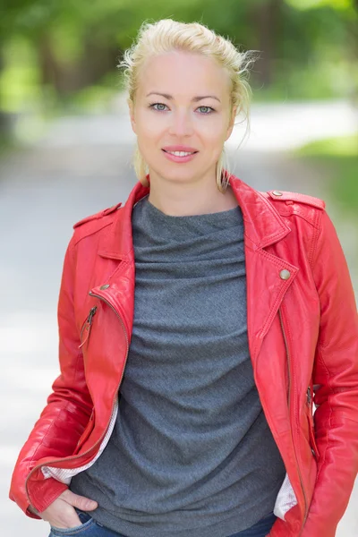 Junge Frau im Park — Stockfoto