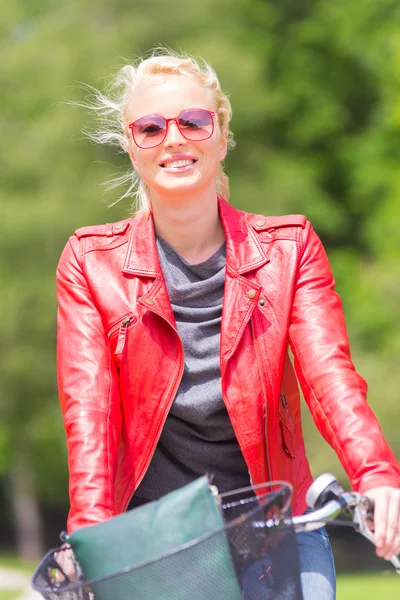 Молодая женщина на велосипеде. — стоковое фото