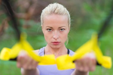 fitness askıları açık havada bir eğitimle.