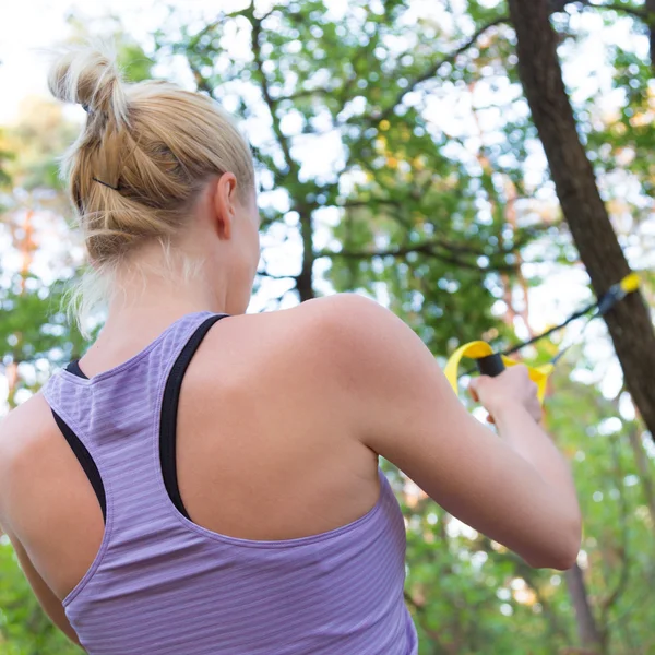 Entrenamiento con correas de fitness al aire libre . —  Fotos de Stock