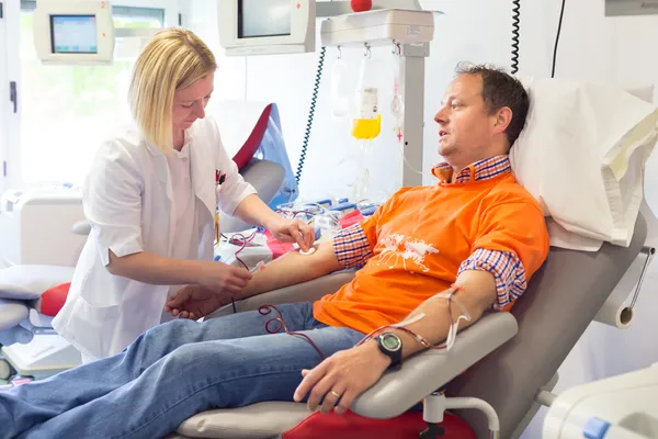 Bloeddonor bij donatie. — Stockfoto