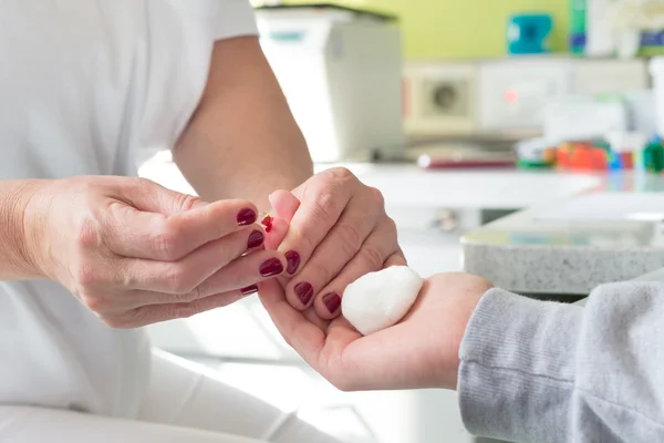 Análisis del tipo de sangre por prueba de pinchazo . — Foto de Stock