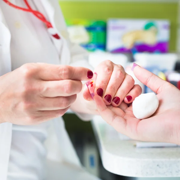 Análisis del tipo de sangre por prueba de pinchazo . — Foto de Stock