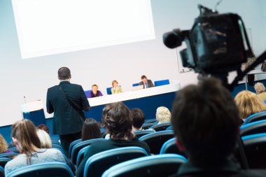Konferans salonunda izleyiciler..