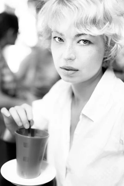 Señora con taza de café . —  Fotos de Stock