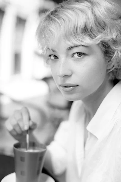 Dame mit Tasse Kaffee. — Stockfoto