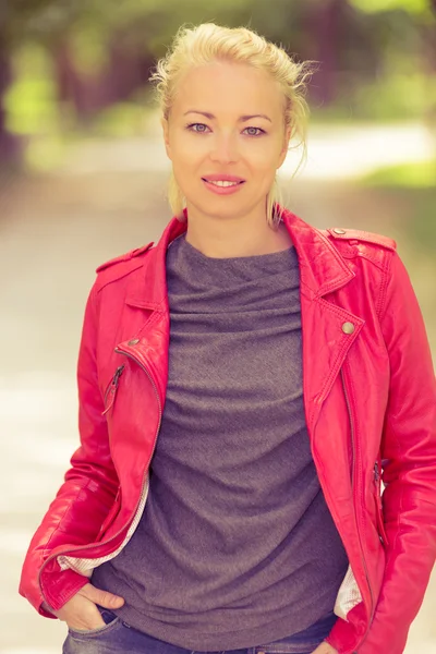 Jeune femme dans le parc — Photo