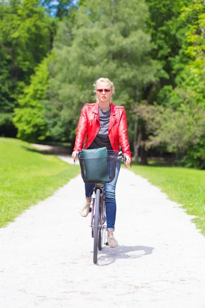 Ung kvinna cykla. — Stockfoto