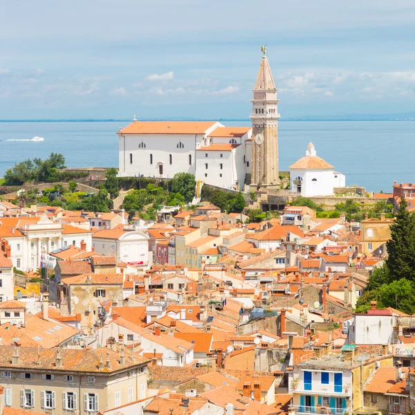 Pittoresca città vecchia Pirano, Slovenia . — Foto Stock