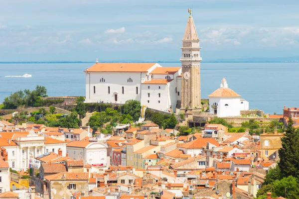 Viehättävä vanha kaupunki Piran, Slovenia . — kuvapankkivalokuva