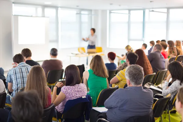 Spreker op business-Verdrag en presentatie. — Stockfoto