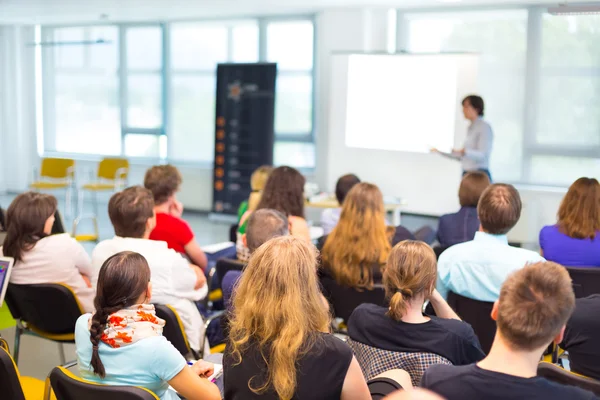 Spreker op business-Verdrag en presentatie. — Stockfoto