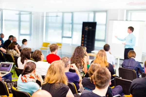 Relatore al convegno e alla presentazione di Business . — Foto Stock