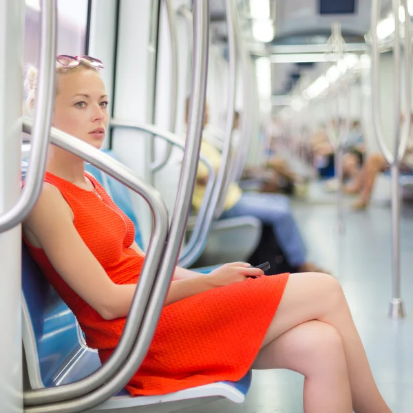 Dame reizen met de metro. — Stockfoto